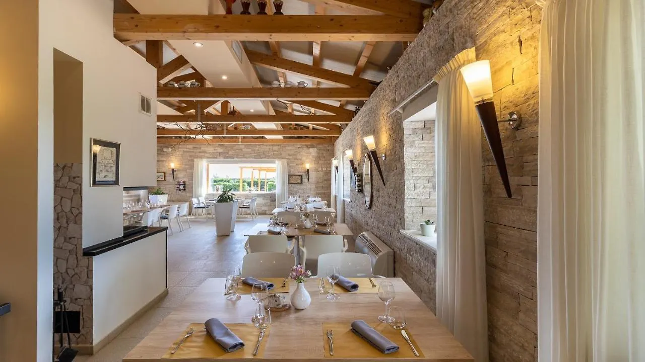 Velanera Hotel & Restaurant  Sisan